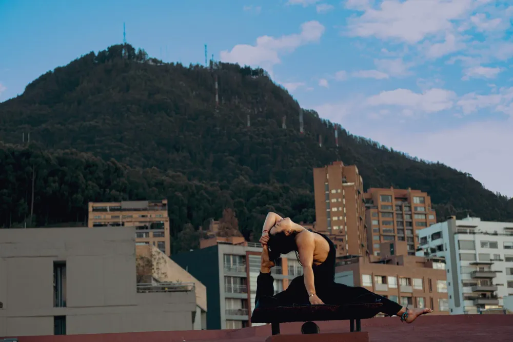 Bailarina en una azotea silueteada contra el cielo
